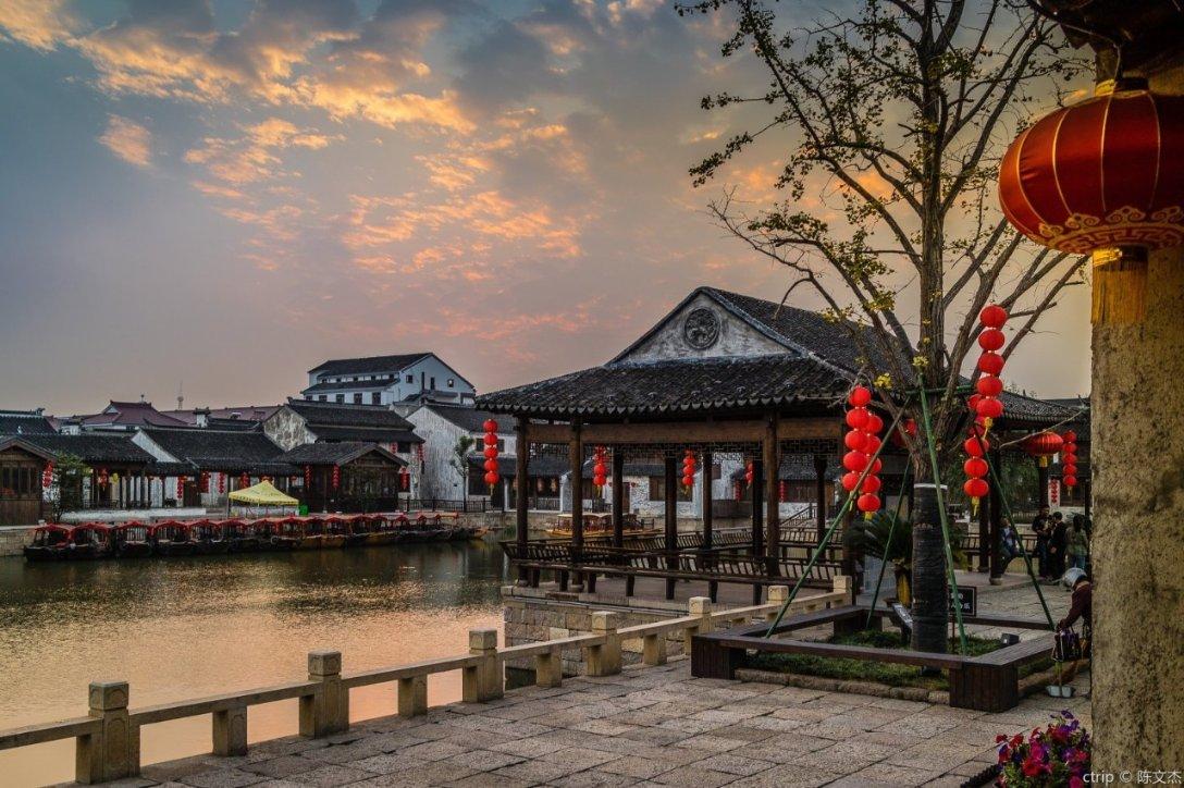 企业家之夜现场，波司登董事长带来六个女模特